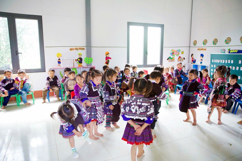 Phục Hưng Holdings trao tặng c&ocirc;ng tr&igrave;nh trường học tại L&agrave;o Cai- Ảnh 4.