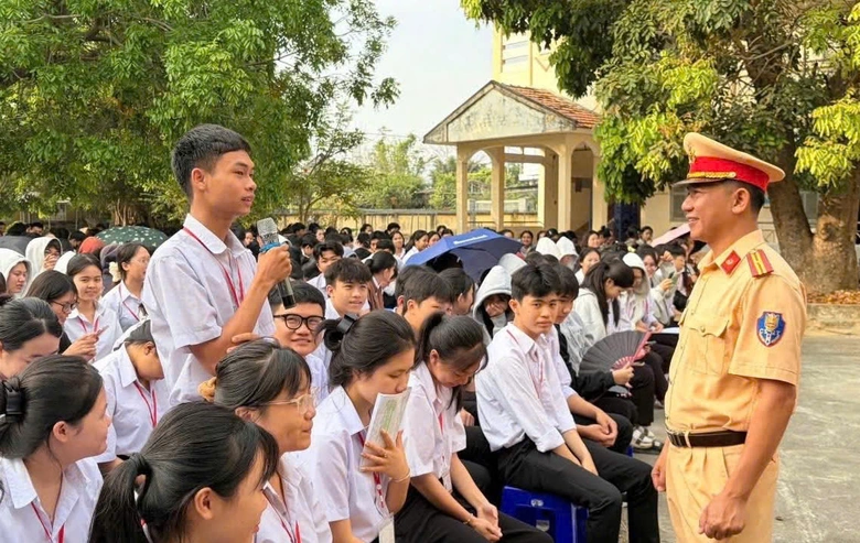 CSGT Kh&aacute;nh H&ograve;a tuy&ecirc;n truyền an to&agrave;n giao th&ocirc;ng cho hơn 1.300 học sinh- Ảnh 1.