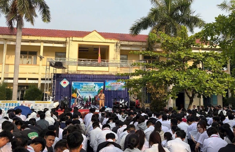 CSGT Kh&aacute;nh H&ograve;a tuy&ecirc;n truyền an to&agrave;n giao th&ocirc;ng cho hơn 1.300 học sinh- Ảnh 2.