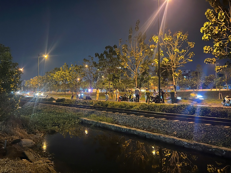 TP.HCM: Người đ&agrave;n &ocirc;ng ngồi tr&ecirc;n đường ray bị t&agrave;u hỏa t&ocirc;ng tử vong- Ảnh 1.