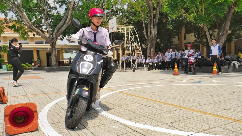 TP.HCM: Tập huấn l&aacute;i xe an to&agrave;n cho h&agrave;ng trăm học sinh trường THPT B&igrave;nh Ch&aacute;nh- Ảnh 2.