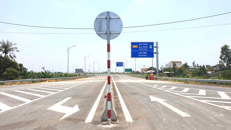 Người d&acirc;n phấn khởi di chuyển tr&ecirc;n cao tốc Bắc - Nam qua Gia Lai trong ng&agrave;y đầu khai th&aacute;c- Ảnh 8.