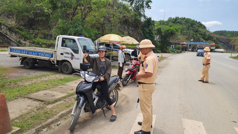 Những b&oacute;ng &aacute;o v&agrave;ng giữ b&igrave;nh y&ecirc;n tr&ecirc;n cung đường du lịch ph&iacute;a Bắc- Ảnh 5.
