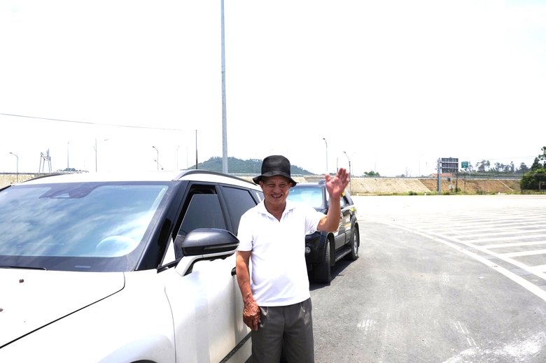 Người d&acirc;n phấn khởi di chuyển tr&ecirc;n cao tốc Bắc - Nam qua Gia Lai trong ng&agrave;y đầu khai th&aacute;c- Ảnh 5.