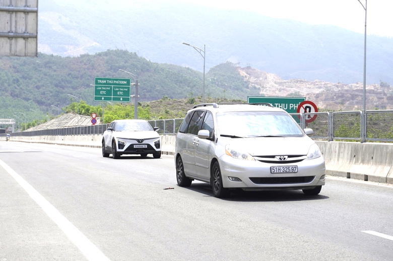 Người d&acirc;n phấn khởi di chuyển tr&ecirc;n cao tốc Bắc - Nam qua Gia Lai trong ng&agrave;y đầu khai th&aacute;c- Ảnh 7.