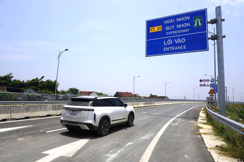 Người d&acirc;n phấn khởi di chuyển tr&ecirc;n cao tốc Bắc - Nam qua Gia Lai trong ng&agrave;y đầu khai th&aacute;c- Ảnh 6.