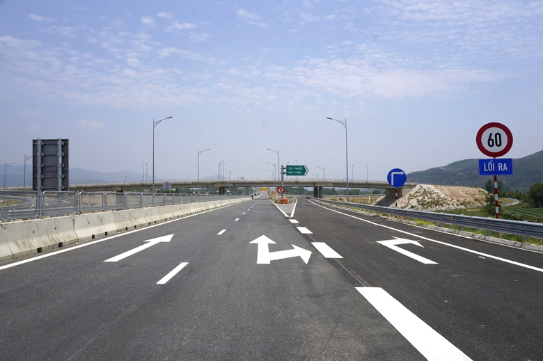 Người d&acirc;n phấn khởi di chuyển tr&ecirc;n cao tốc Bắc - Nam qua Gia Lai trong ng&agrave;y đầu khai th&aacute;c- Ảnh 11.