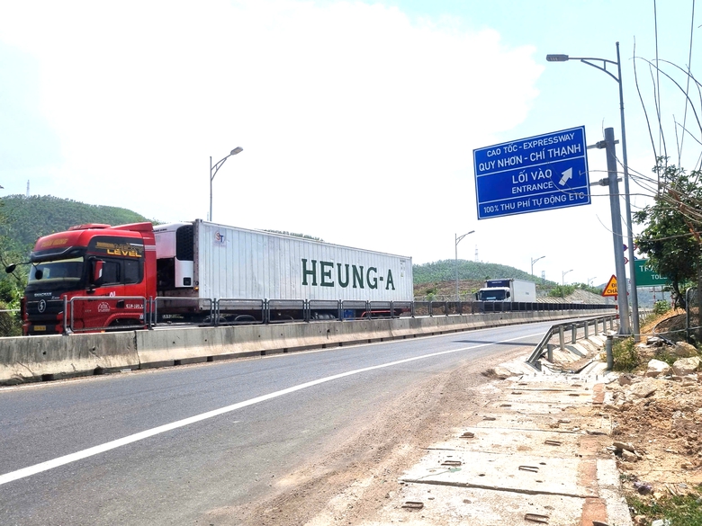 Người d&acirc;n phấn khởi di chuyển tr&ecirc;n cao tốc Bắc - Nam qua Gia Lai trong ng&agrave;y đầu khai th&aacute;c- Ảnh 2.