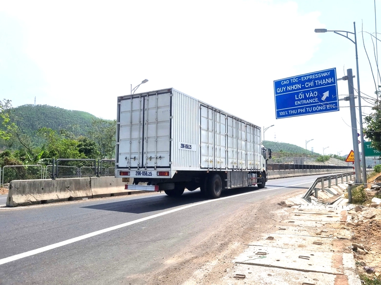 Người d&acirc;n phấn khởi di chuyển tr&ecirc;n cao tốc Bắc - Nam qua Gia Lai trong ng&agrave;y đầu khai th&aacute;c- Ảnh 9.