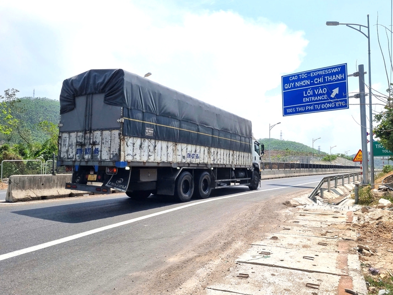 Người d&acirc;n phấn khởi di chuyển tr&ecirc;n cao tốc Bắc - Nam qua Gia Lai trong ng&agrave;y đầu khai th&aacute;c- Ảnh 1.