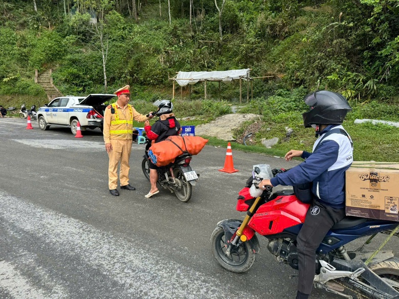 Những b&oacute;ng &aacute;o v&agrave;ng giữ b&igrave;nh y&ecirc;n tr&ecirc;n cung đường du lịch ph&iacute;a Bắc- Ảnh 9.