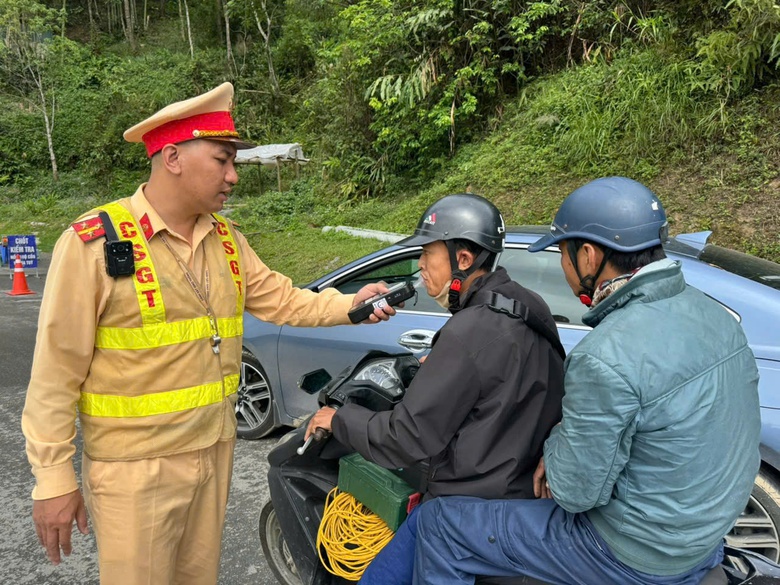Những b&oacute;ng &aacute;o v&agrave;ng giữ b&igrave;nh y&ecirc;n tr&ecirc;n cung đường du lịch ph&iacute;a Bắc- Ảnh 8.