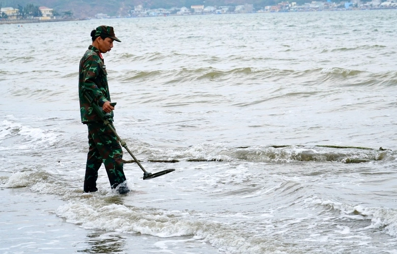 Trục vớt x&aacute;c xe tăng ở biển Quy Nhơn, ph&aacute;t hiện nhiều s&uacute;ng, đạn ph&aacute;o- Ảnh 4.