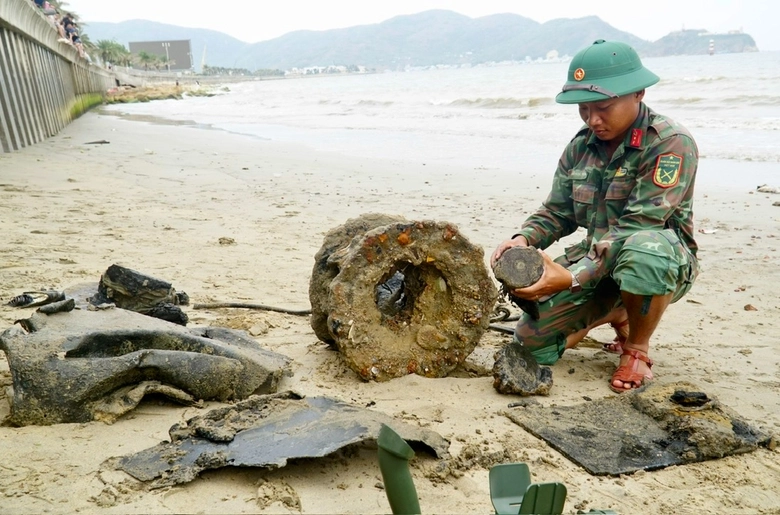 Trục vớt x&aacute;c xe tăng ở biển Quy Nhơn, ph&aacute;t hiện nhiều s&uacute;ng, đạn ph&aacute;o- Ảnh 9.