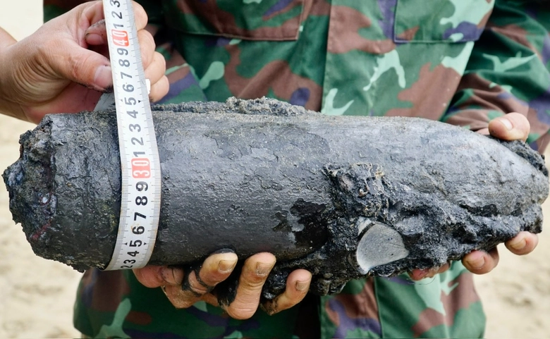 Trục vớt x&aacute;c xe tăng ở biển Quy Nhơn, ph&aacute;t hiện nhiều s&uacute;ng, đạn ph&aacute;o- Ảnh 7.