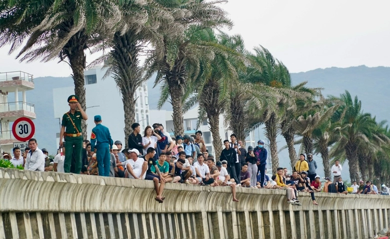 Trục vớt x&aacute;c xe tăng ở biển Quy Nhơn, ph&aacute;t hiện nhiều s&uacute;ng, đạn ph&aacute;o- Ảnh 12.