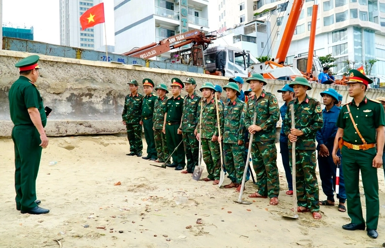 Trục vớt x&aacute;c xe tăng ở biển Quy Nhơn, ph&aacute;t hiện nhiều s&uacute;ng, đạn ph&aacute;o- Ảnh 3.