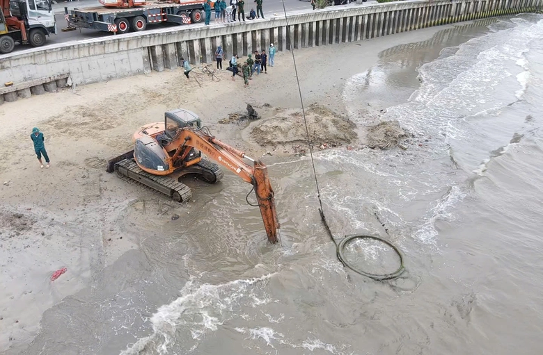 Trục vớt x&aacute;c xe tăng ở biển Quy Nhơn, ph&aacute;t hiện nhiều s&uacute;ng, đạn ph&aacute;o- Ảnh 1.
