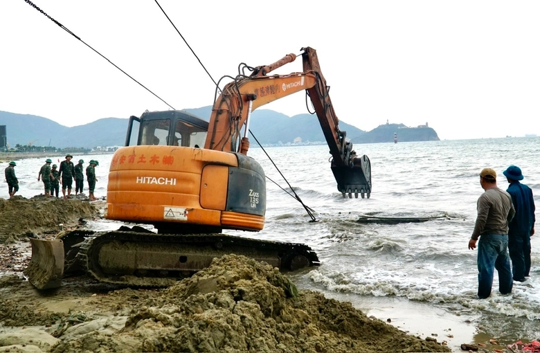 Trục vớt x&aacute;c xe tăng ở biển Quy Nhơn, ph&aacute;t hiện nhiều s&uacute;ng, đạn ph&aacute;o- Ảnh 5.