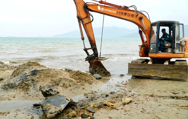 Trục vớt x&aacute;c xe tăng ở biển Quy Nhơn, ph&aacute;t hiện nhiều s&uacute;ng, đạn ph&aacute;o- Ảnh 11.