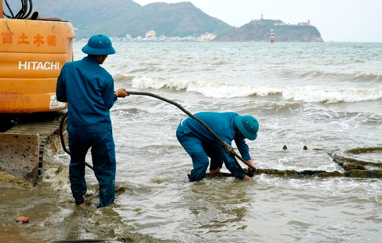 Trục vớt x&aacute;c xe tăng ở biển Quy Nhơn, ph&aacute;t hiện nhiều s&uacute;ng, đạn ph&aacute;o- Ảnh 10.