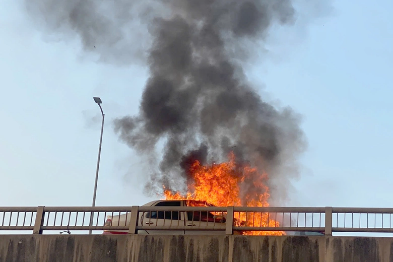 H&agrave; Nội: &Ocirc; t&ocirc; con ch&aacute;y ng&ugrave;n ngụt ở đường V&agrave;nh đai 3 tr&ecirc;n cao, nhiều cảnh s&aacute;t dập lửa- Ảnh 2.