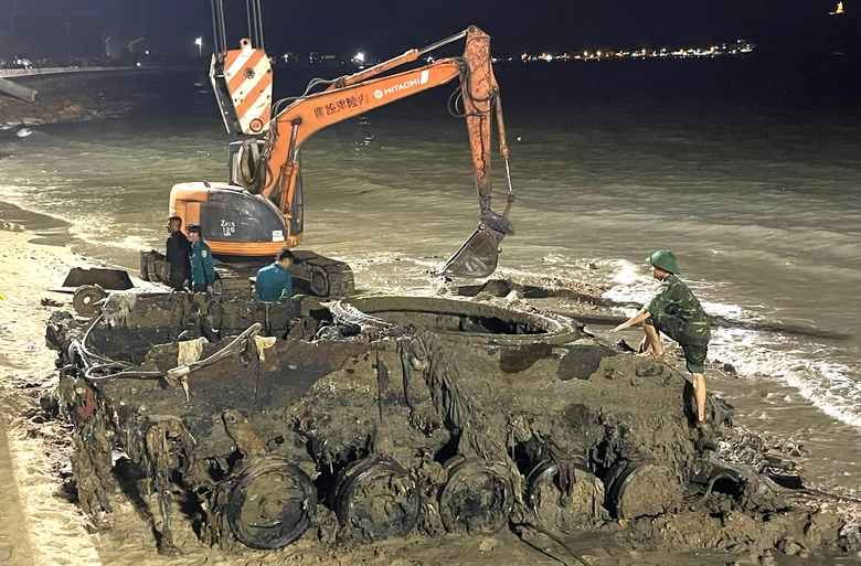 Trục vớt th&agrave;nh c&ocirc;ng xe tăng bị v&ugrave;i lấp dưới biển Quy Nhơn- Ảnh 1.