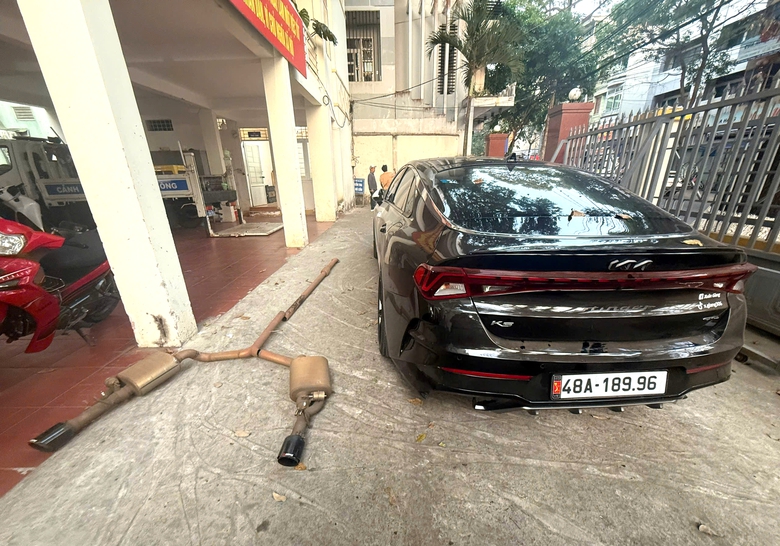 Xử phạt gần 77 triệu đồng t&agrave;i xế &ocirc; t&ocirc; nẹt p&ocirc; phun lửa g&acirc;y x&ocirc;n xao mạng x&atilde; hội ở Đắk Lắk- Ảnh 2.