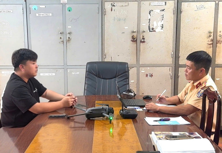 Xử phạt gần 77 triệu đồng t&agrave;i xế &ocirc; t&ocirc; nẹt p&ocirc; phun lửa g&acirc;y x&ocirc;n xao mạng x&atilde; hội ở Đắk Lắk- Ảnh 1.