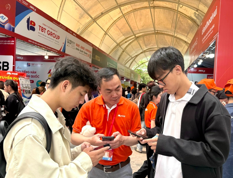 Ng&agrave;y hội việc l&agrave;m Đại học Thăng Long thu h&uacute;t gần 5.000 sinh vi&ecirc;n- Ảnh 4.