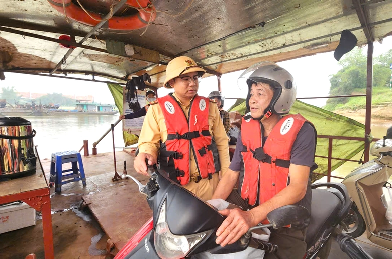 Ph&uacute; Thọ: Tăng cường kiểm tra an to&agrave;n giao th&ocirc;ng đường thủy tại c&aacute;c bến ph&agrave;- Ảnh 1.