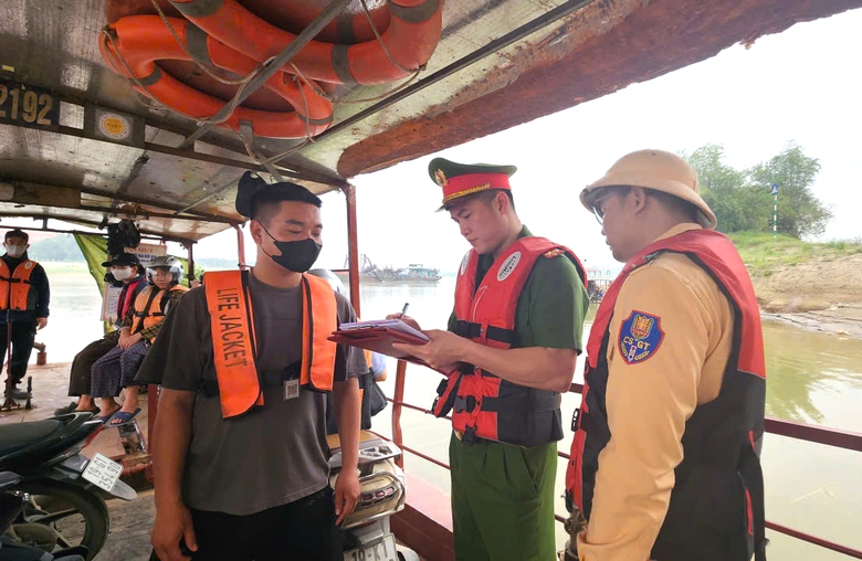 Ph&uacute; Thọ: Tăng cường kiểm tra an to&agrave;n giao th&ocirc;ng đường thủy tại c&aacute;c bến ph&agrave;- Ảnh 2.