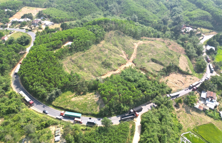 Huế: Thống nhất phương &aacute;n ph&acirc;n luồng xe sơ-mi rơ-mo&oacute;c tr&ecirc;n QL49 theo khung giờ- Ảnh 1.