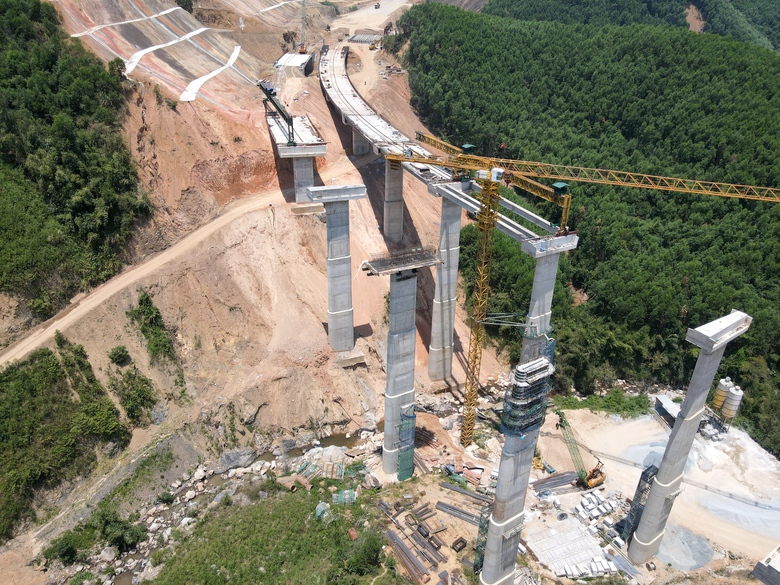 Giữ nhịp thi c&ocirc;ng cao tốc Kh&aacute;nh H&ograve;a - Bu&ocirc;n Ma Thuột giữa biến động nhi&ecirc;n liệu- Ảnh 5.