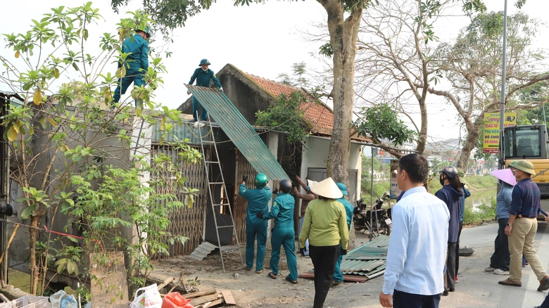 Nghệ An: Giải tỏa 44 ki-ốt lấn chiếm h&agrave;nh lang đường v&agrave; k&ecirc;nh mương- Ảnh 7.