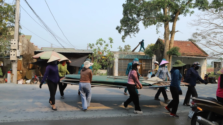 Nghệ An: Giải tỏa 44 ki-ốt lấn chiếm h&agrave;nh lang đường v&agrave; k&ecirc;nh mương- Ảnh 8.