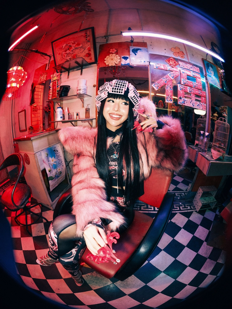 Fashionista Quỳnh Anh Shyn ra mắt MV đầu tay &ldquo;Girl phố&rdquo;- Ảnh 1.