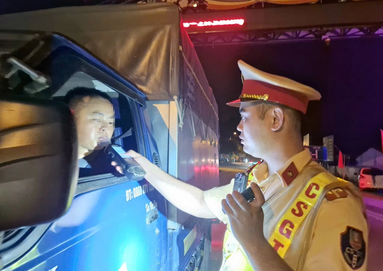 CSGT Lạng Sơn kiểm tra, xử l&yacute; nồng độ cồn xuy&ecirc;n đ&ecirc;m tr&ecirc;n cung đường bi&ecirc;n giới- Ảnh 3.
