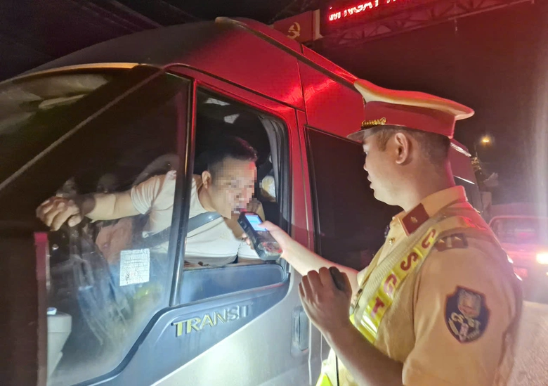 CSGT Lạng Sơn kiểm tra, xử l&yacute; nồng độ cồn xuy&ecirc;n đ&ecirc;m tr&ecirc;n cung đường bi&ecirc;n giới- Ảnh 4.