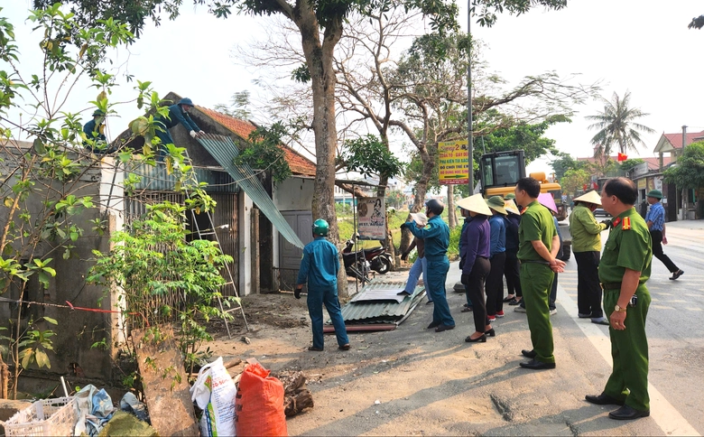 Nghệ An: Giải tỏa 44 ki-ốt lấn chiếm h&agrave;nh lang đường v&agrave; k&ecirc;nh mương- Ảnh 1.