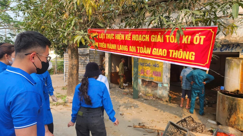 Nghệ An: Giải tỏa 44 ki-ốt lấn chiếm h&agrave;nh lang đường v&agrave; k&ecirc;nh mương- Ảnh 5.