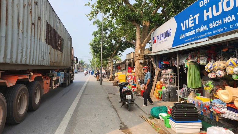 Nghệ An: Giải tỏa 44 ki-ốt lấn chiếm h&agrave;nh lang đường v&agrave; k&ecirc;nh mương- Ảnh 2.