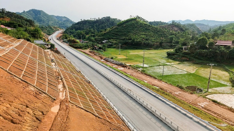 Rộn r&agrave;ng c&ocirc;ng trường cao tốc thi c&ocirc;ng xuy&ecirc;n lễ để về đ&iacute;ch sớm- Ảnh 9.