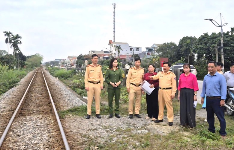 Ninh B&igrave;nh: Xử phạt 326 vi phạm đường sắt, gần 466 triệu đồng, siết chặt an to&agrave;n giao th&ocirc;ng- Ảnh 2.