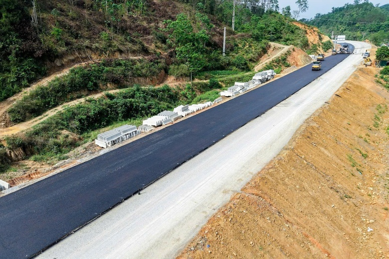 Rộn r&agrave;ng c&ocirc;ng trường cao tốc thi c&ocirc;ng xuy&ecirc;n lễ để về đ&iacute;ch sớm- Ảnh 7.