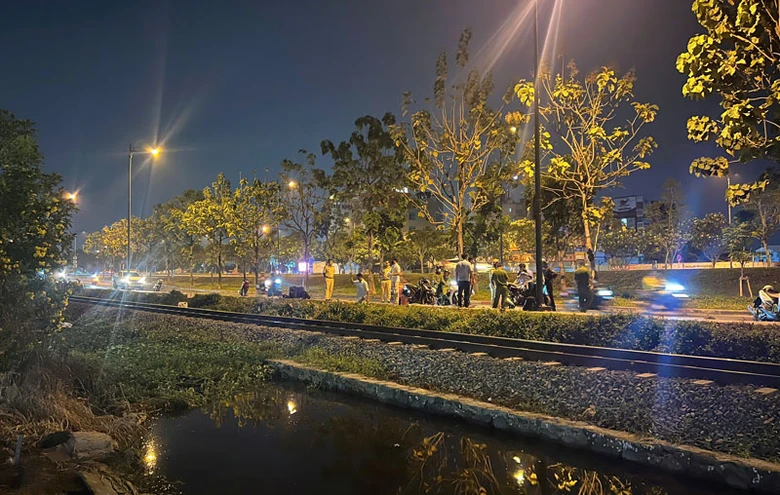 Lực lượng chức năng kh&aacute;m nghiệm hiện trường vụ tai nạn.