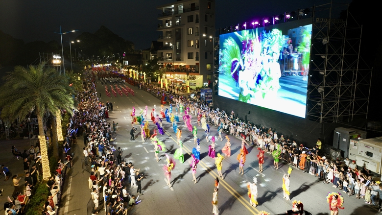 Carnaval Hạ Long 2026 rực rỡ sắc m&agrave;u, khuấy động đ&ecirc;m hội b&ecirc;n bờ di sản- Ảnh 17.