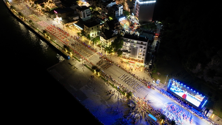 Carnaval Hạ Long 2026 rực rỡ sắc m&agrave;u, khuấy động đ&ecirc;m hội b&ecirc;n bờ di sản- Ảnh 8.