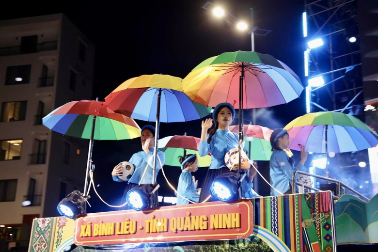 Carnaval Hạ Long 2026 rực rỡ sắc m&agrave;u, khuấy động đ&ecirc;m hội b&ecirc;n bờ di sản- Ảnh 16.