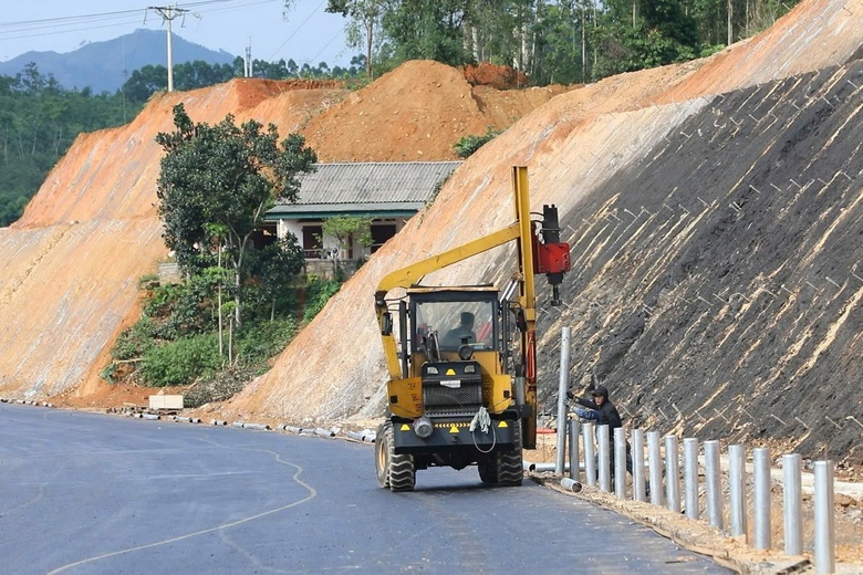 Rộn r&agrave;ng c&ocirc;ng trường cao tốc thi c&ocirc;ng xuy&ecirc;n lễ để về đ&iacute;ch sớm- Ảnh 8.